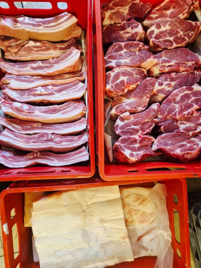 💨 Tajemství dokonalého uzení začíná u nás! 💨 Připravujete se na pořádné domácí uzení? 🔥 Pak víte, že kvalita masa je...