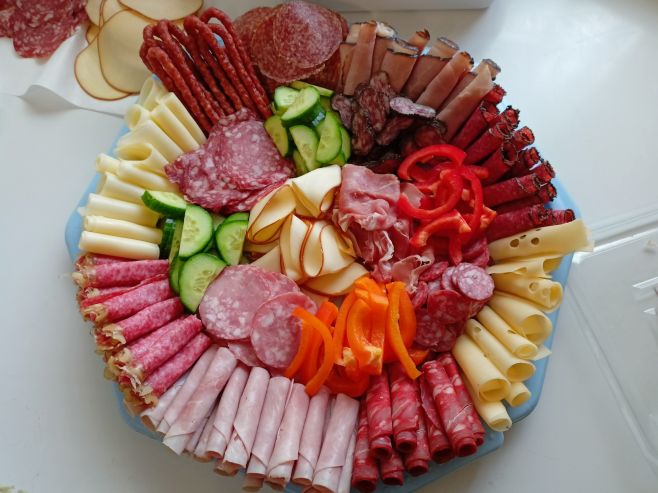 Obložené mísy pro každou příležitost ☺️👌 Připravíme pro Vás bohaté obložené mísy z kvalitních uzenin, sýrů nebo domácí...